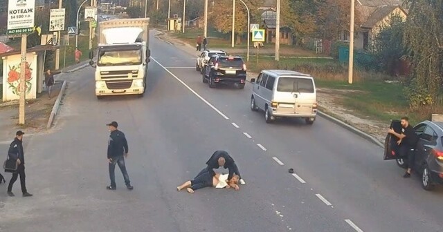 Женщина беспечно пошла через дорогу и была сбита мотоциклом
