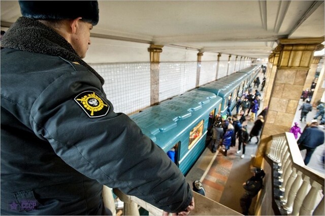 Подгулявший парень не хотел арестовываться, чем заставил попотеть полицию московского метро