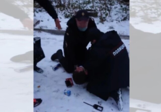 В Пермском крае полиция скрутила мужчину без маски на глазах у 4-летнего ребенка