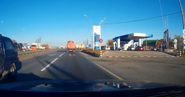 Опасный снаряд: в Тольятти бензовоз потерял колесо