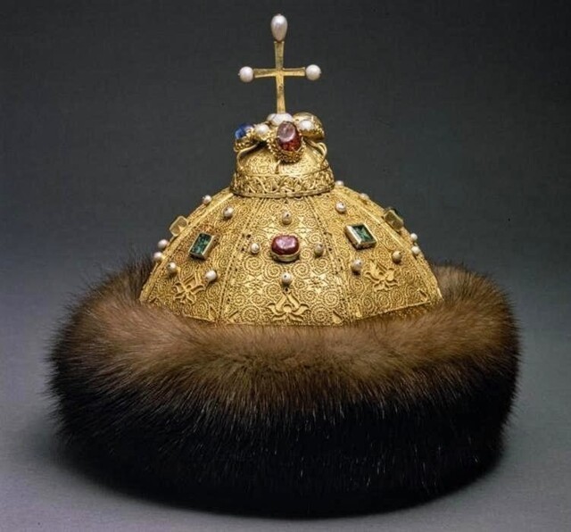 Али для царя, али для царицы: действительно ли знаменитая шапка Мономаха – женский головной убор