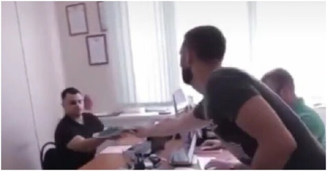 С каким отношением приходится сталкиваться людям во время обращения в госучреждения