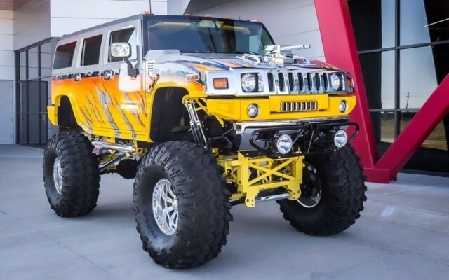 Чокнутый Hummer H2 с пулемётом и ракетами выставили на продажу