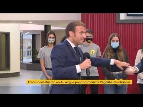 Президента Франции Эммануэля Макрона критикуют за то, что он снял маску, чтоб прокашляться