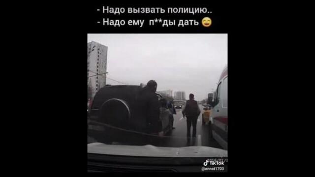 Автомобилисты наказывают автохама, не уступившего  дорогу и подрезающего  Скорую помощь