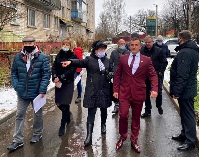 Смоленский депутат прогулялся по городу в малиновом костюме и стал мемом