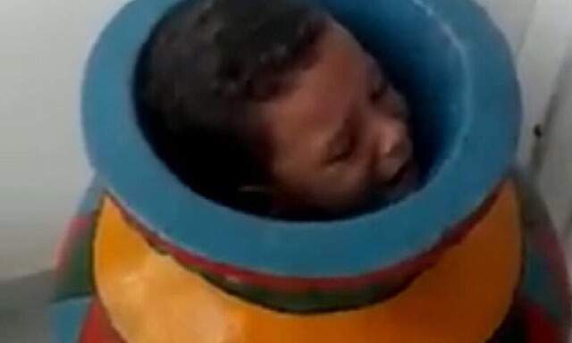 Видео: мальчик залез в большую глиняную вазу и застрял
