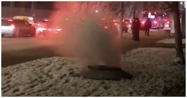 В Москве отскочившая крышка канализационного люка чуть не покалечила девушку