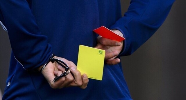 Когда в футболе появились красные и желтые карточки?