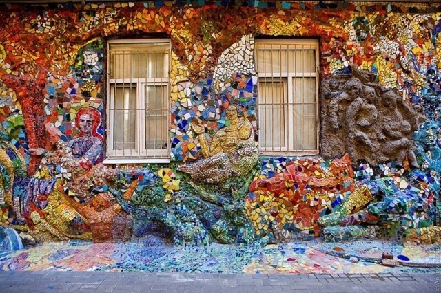 Мозаичный дворик в Петербурге