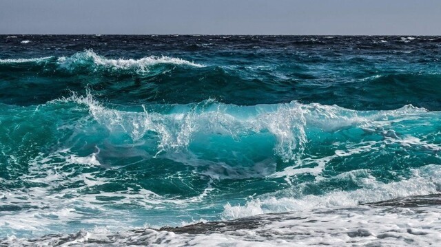 Почему вода в океане соленая: причины и теории
