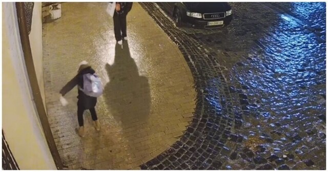 Очень упорная и невезучая девочка пытается идти по покрытой льдом улице
