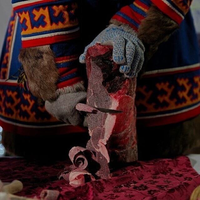 Сыроедение на Ямале: Сырое мясо и рыба во льду (6 фото)