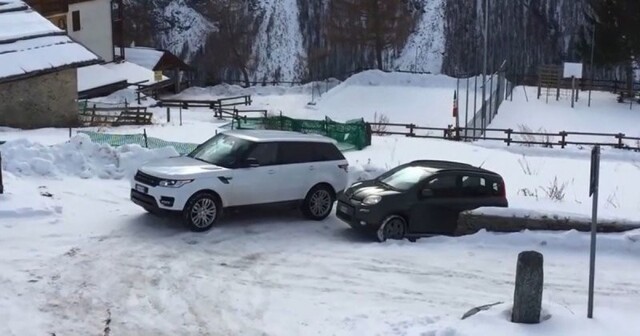 Маленький Fiat уделывает Range Rover на скользком подъеме