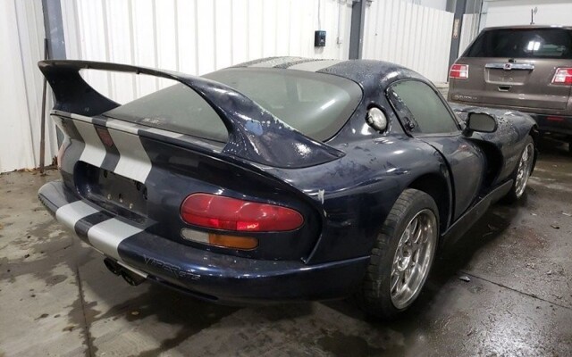 Поджаренный на открытом огне: Dodge Viper 2001 года хотят продать за 50.000 долларов