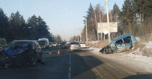 Авария дня. Два человека пострадали в ДТП под Иркутском