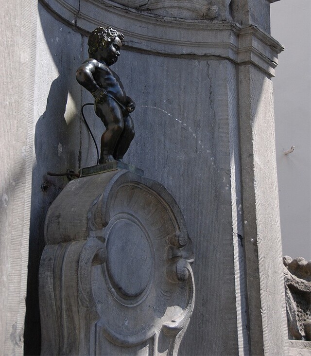 Писают все, или необычные скульптуры в Брюсселе
