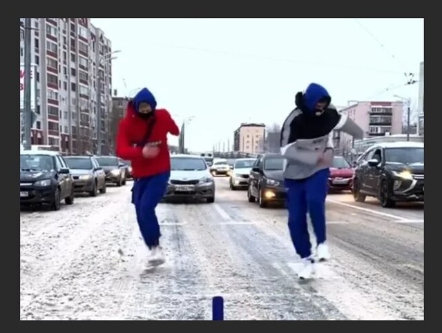 Танцы на дороге... Водители подождут