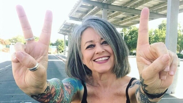 56-летней женщине с татуировками сказали, что она «слишком стара, чтобы одеваться как подросток»