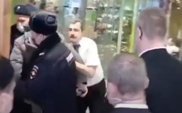 За отсутствие маски на москвича набросились полицейские и охранник без маски