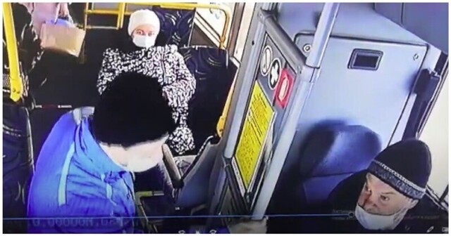 Агрессивный пассажир набросился на водителя автобуса после просьбы надеть маску