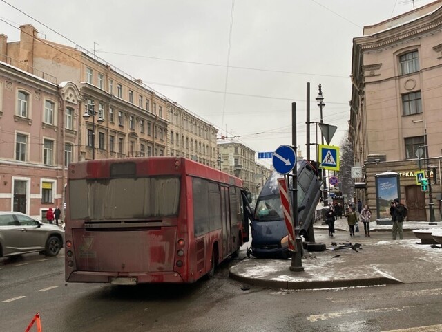 Автобус загнал Ford на столб