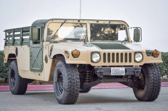 Бывший военный пикап Humvee, предназначенный для использования на дорогах, выставили на продажу