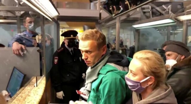 Не мягкая посадка: почему борт, на котором Навальный прибыл из Германии, приземлился в Шереметьево?