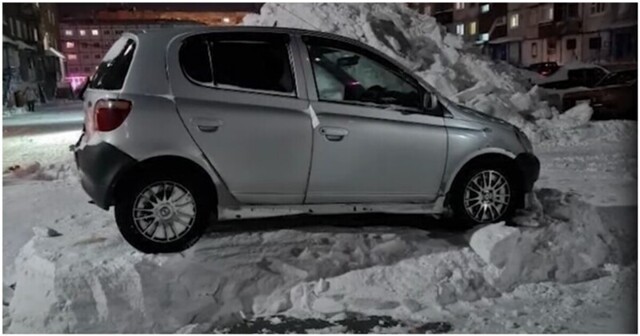 В Норильске несколько автомобилей оказались на снежных пьедесталах после уборки дворов
