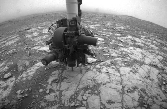 Марсоход «Кьюриосити» наткнулся на что-то похожее на цемент