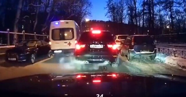 Нетипичный водитель BMW: в Калининградской области скорая снесла зеркало кроссоверу