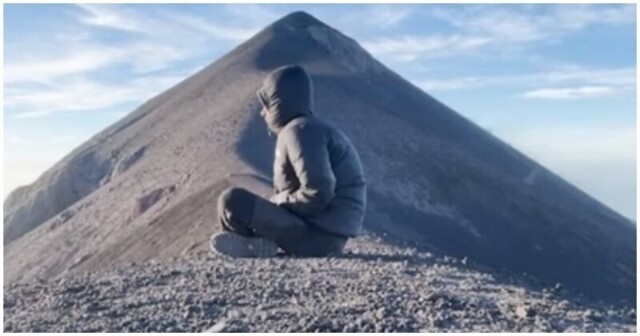 Решивший помедитировать в горах парень стал свидетелем извержения вулкана