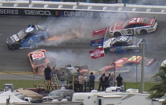 В гонке NASCAR произошла авария с участием 16 автомобилей