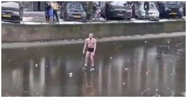 В Амстердаме парень провалился под лед во время катания на коньках
