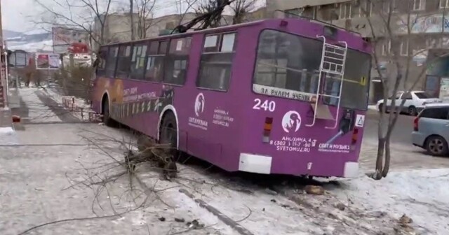 В Чите пьяный водитель устроил ДТП с участием троллейбуса