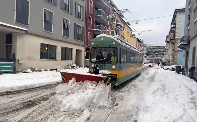 Работа необычного снегоуборочного трамвая в Цюрихе глазами вагоновожатого