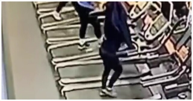 Девушка чуть покалечилась, когда решила снять толстовку на беговой дорожке
