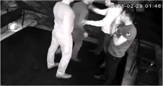 Мужчина нокаутировал двух посетителей караоке-бара в Липецке
