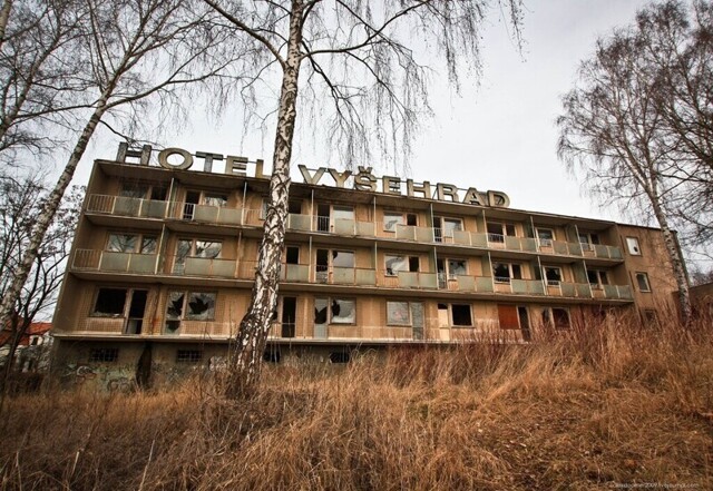 Чехия, заброшенный отель "Вышеград" под Крумловым