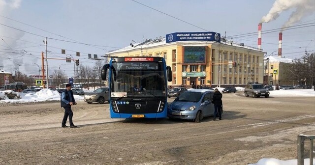 Момент ДТП с новым автобусом в центре Кемерова