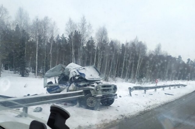 Машина военной автоинспекции разбилась в лобовом ДТП с фурой под Екатеринбургом