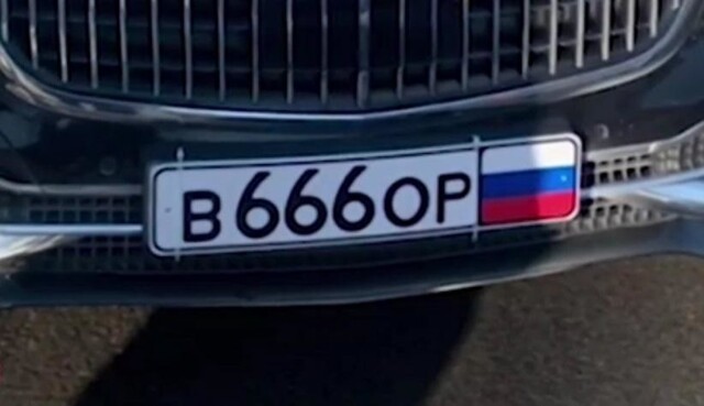 В Питере ДПС вывел на чистую воду "Майбах" с мигалкой и номером "666":видео