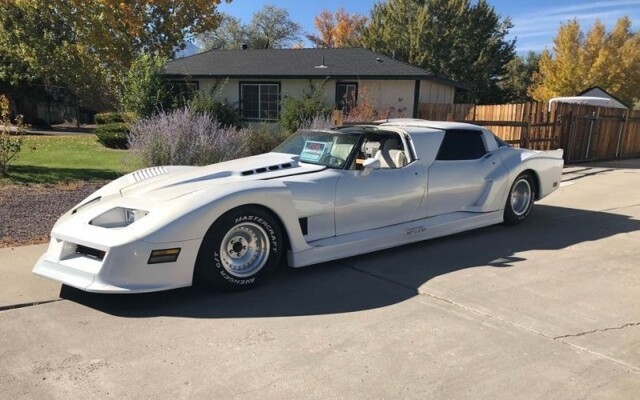 Кастомный четырехдверный Chevrolet Corvette, который больше похож на Бэтмобиль