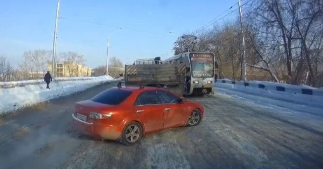 Карма настигла: момент ДТП в Кемерове с «Маздой» и трамваем