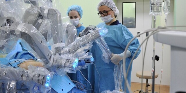 Врачи избавили пациента от редкой патологии при помощи робота-хирурга Da Vinci