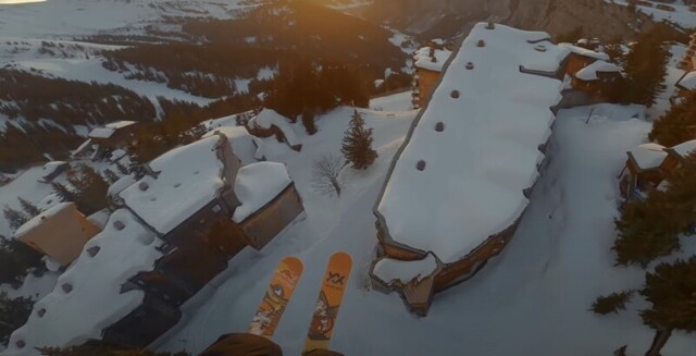 Словно сцены из компьютерной игры: опасный полет спидглайдера в горах Франции