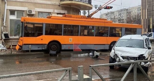 Уверенно на «красный»: троллейбус протаранил дом в центре Краснодара