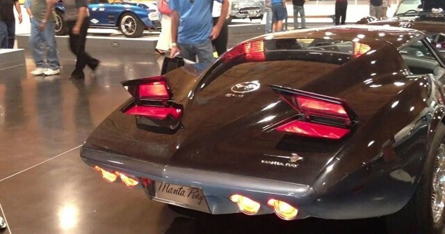 Всплывающие задние фонари на концепте Corvette 60-х годов