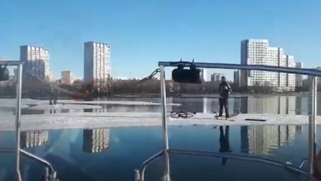 На Москве-реке спасатели уговорили велосипедистов спастись с отколовшейся льдины