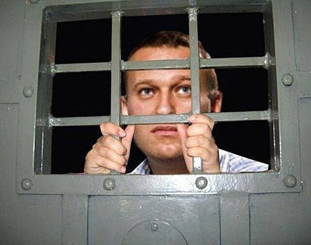 Вместо «лишенного сна» у Навального на лице защитная маска и беруши
